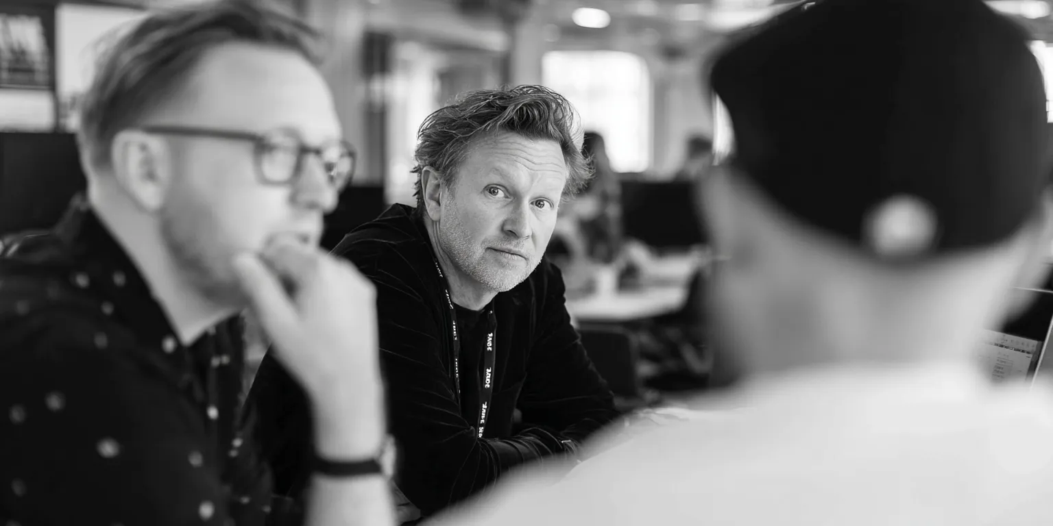 The founders of Fejlja in a discussion.